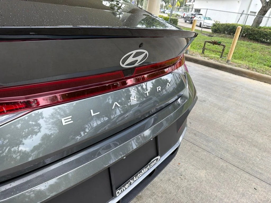Used 2025 Gray Hyundai SEL Sport image 23