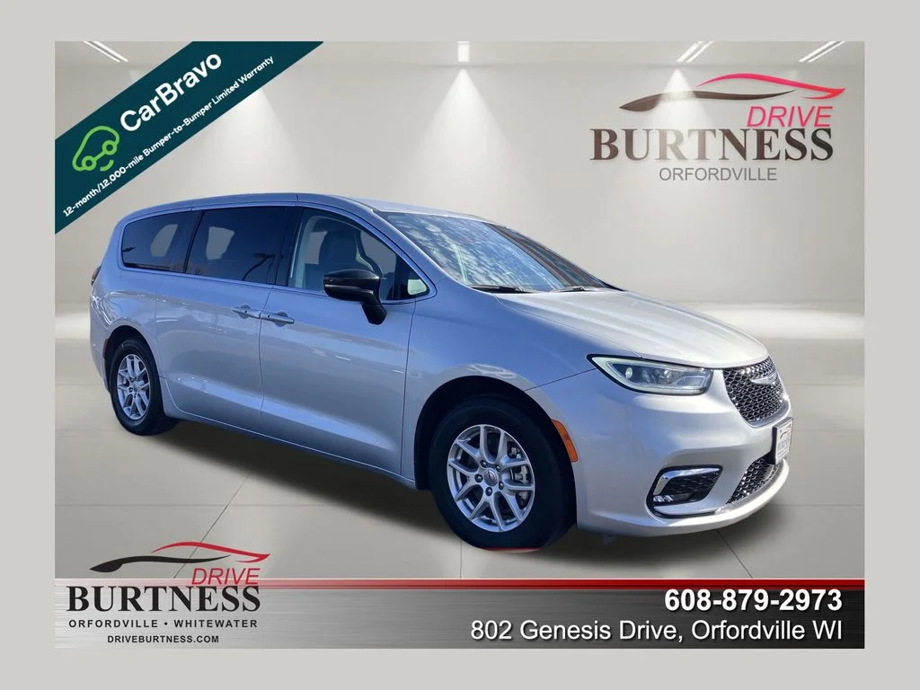 2024 Chrysler Pacifica Touring L's photo