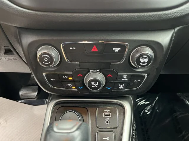 Used 2019 Silver Jeep Latitude image 18