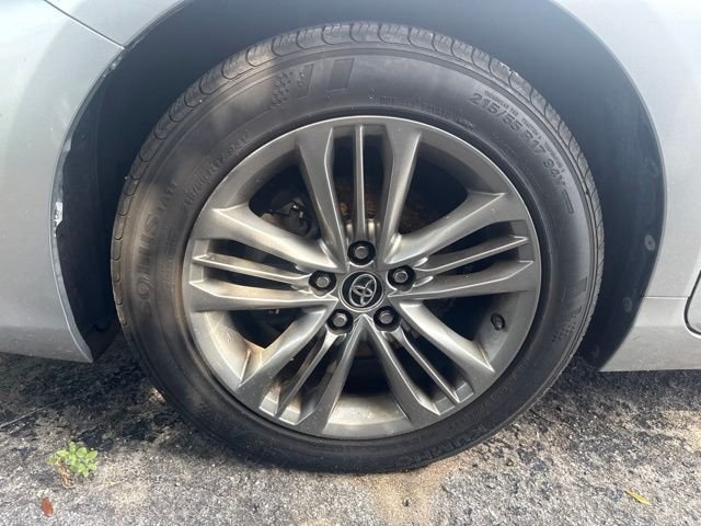 Used 2015 Silver Toyota SE image 12