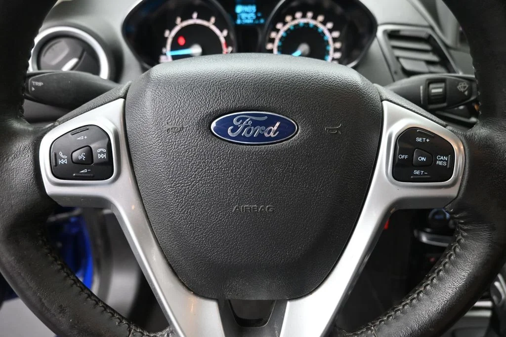 Used 2015 Blue Ford SE image 17