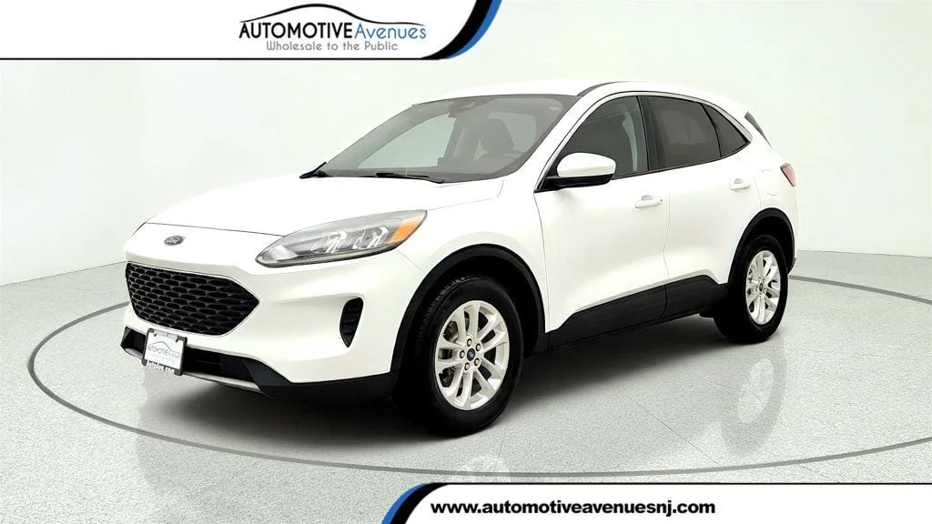 Used 2021 Oxford White Ford SE AWD image 1