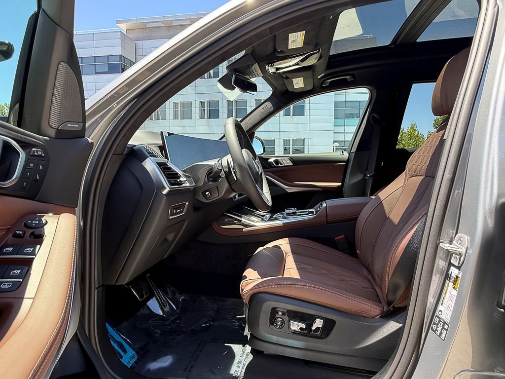 New 2027 Skyscraper Grey Metallic BMW M60i image 9