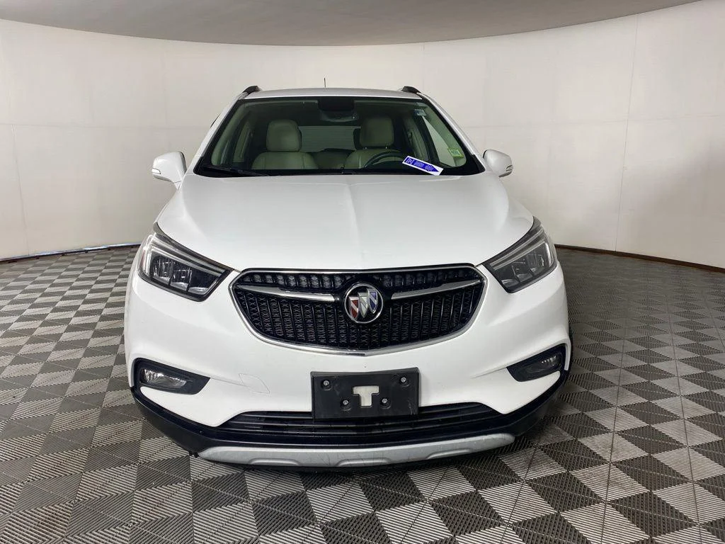 Used 2017 Summit White Buick Essence image 2
