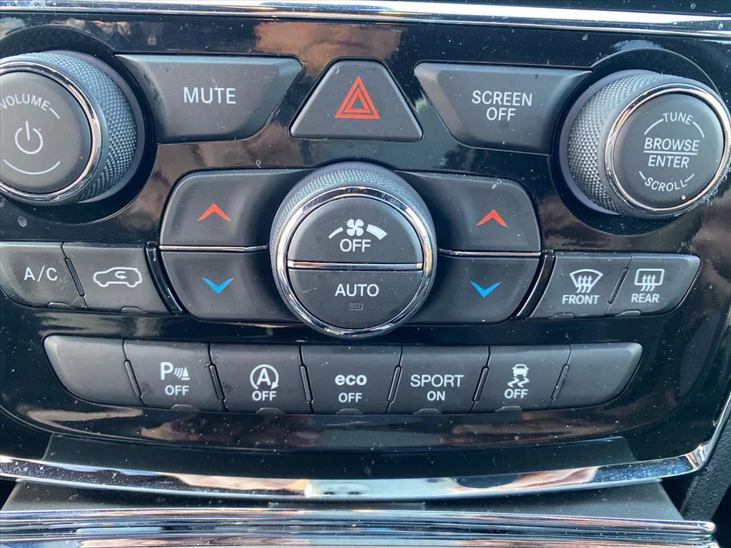 Used 2022 Diamond Black Crystal Pearlcoat Jeep Laredo X image 15