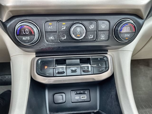 Used 2022 WHITE FROST TRICOAT GMC Denali image 18