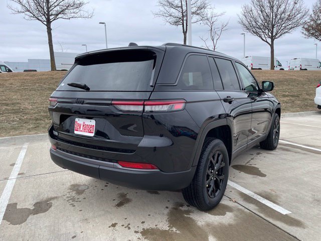 New 2026 Diamond Black Crystal Pearlcoat Jeep Laredo Altitude image 5