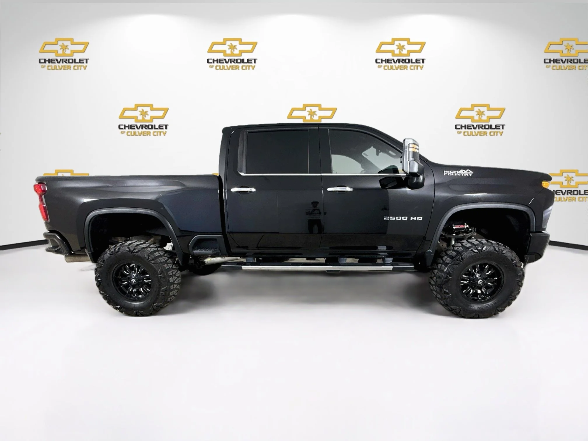 Used 2022 MOSAIC BLACK METALLIC Chevrolet High Country image 9