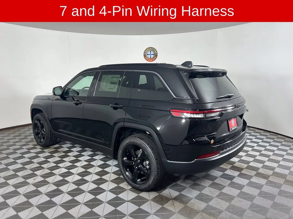 New 2026 Diamond Black Crystal Pearl-Coat Exterior Paint Jeep Limited image 18