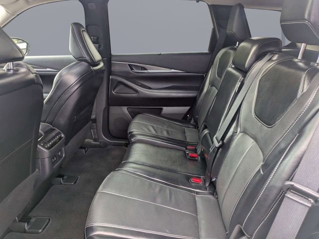 Used 2023 White INFINITI LUXE image 14
