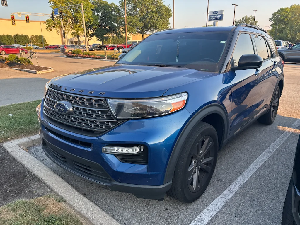Used 2023 Atlas Blue Metallic Ford XLT image 2