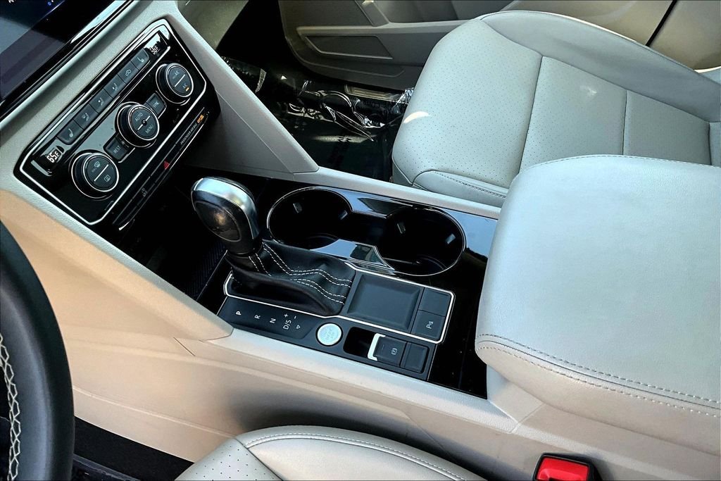 Used 2022 Gray Volkswagen 3.6L V6 SE w/Technology image 19