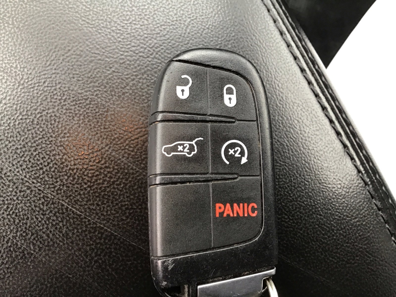 Used 2018 Diamond Black Crystal Pearlcoat Jeep Altitude image 30