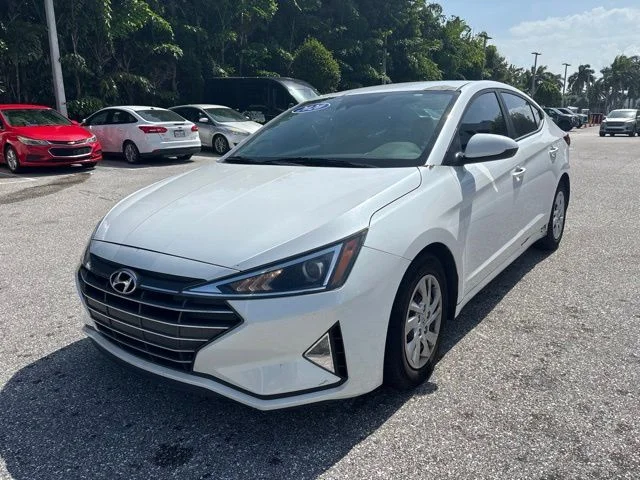 Used 2020 White Hyundai SE image 5