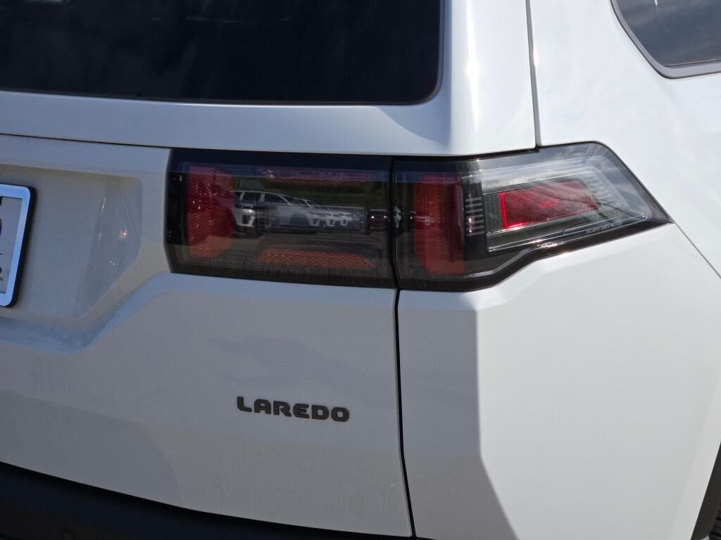 New 2026 Bright White Clear-Coat Exterior Paint Jeep Laredo image 12