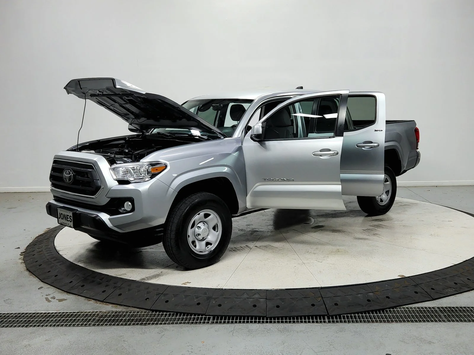 Used 2022 Silver Toyota SR5 image 12