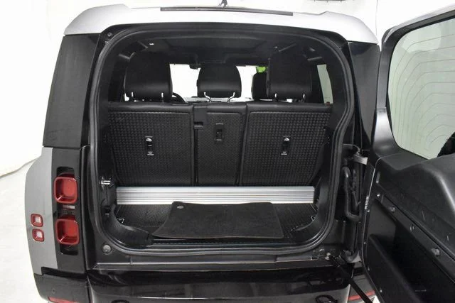 2024 Land Rover Defender X-Dynamic SE - Photo 11