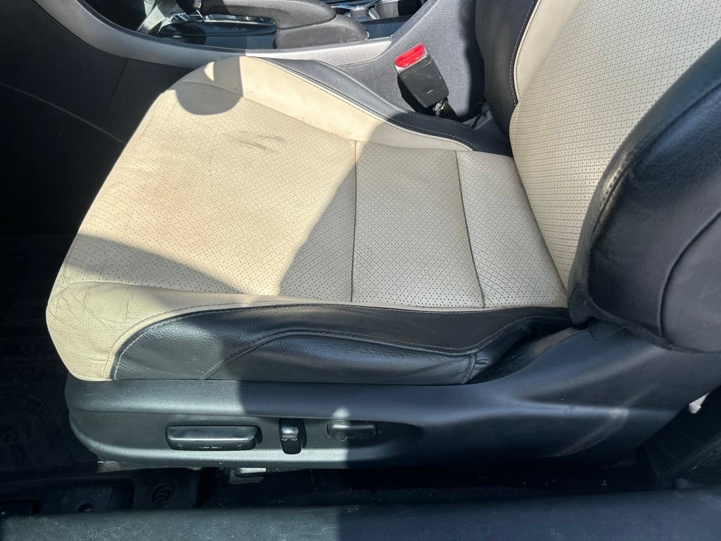 Used 2017 White Honda EX-L image 18