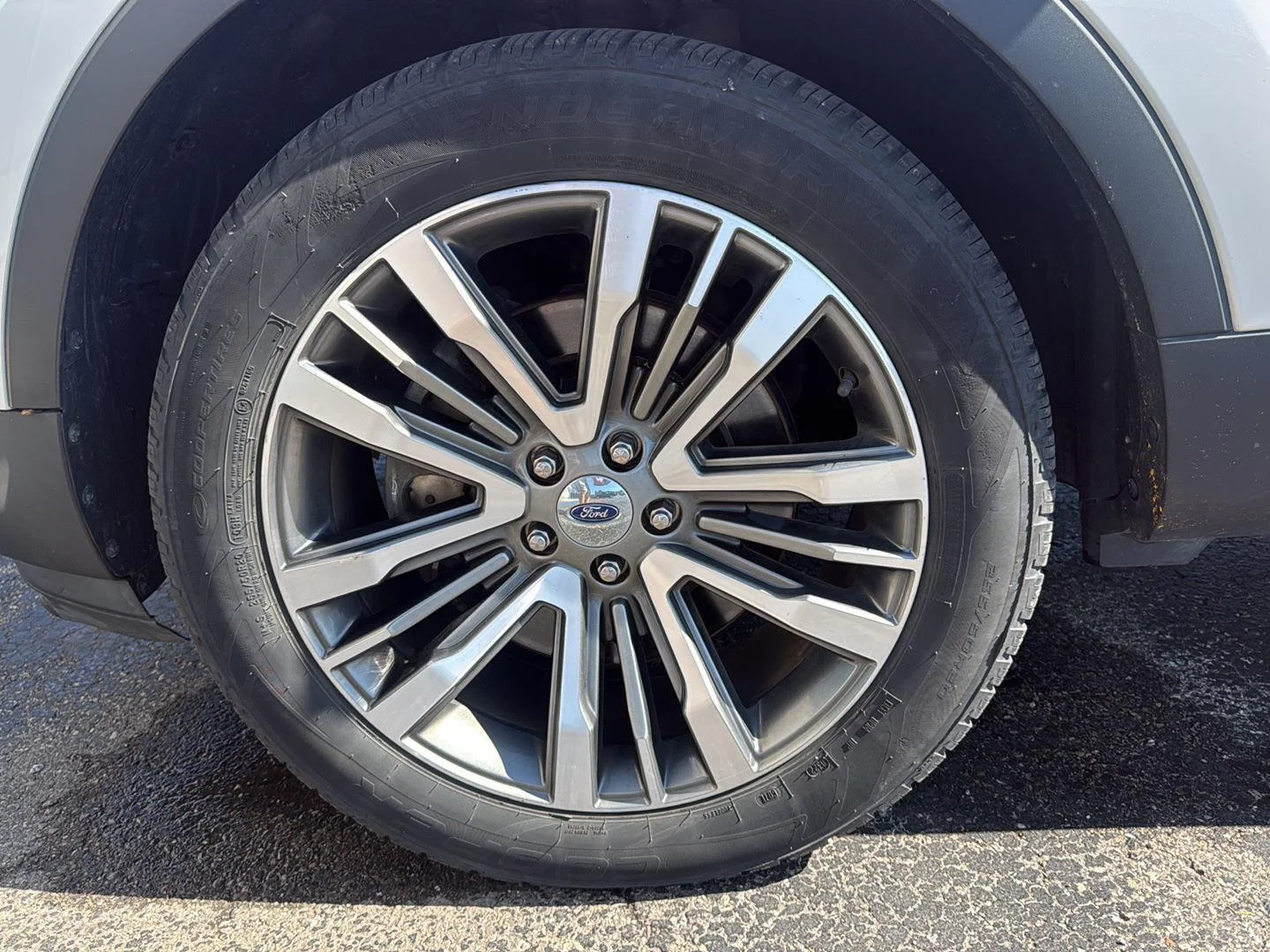 Used 2019 White Platinum Tri-Coat Metallic Ford Platinum image 2