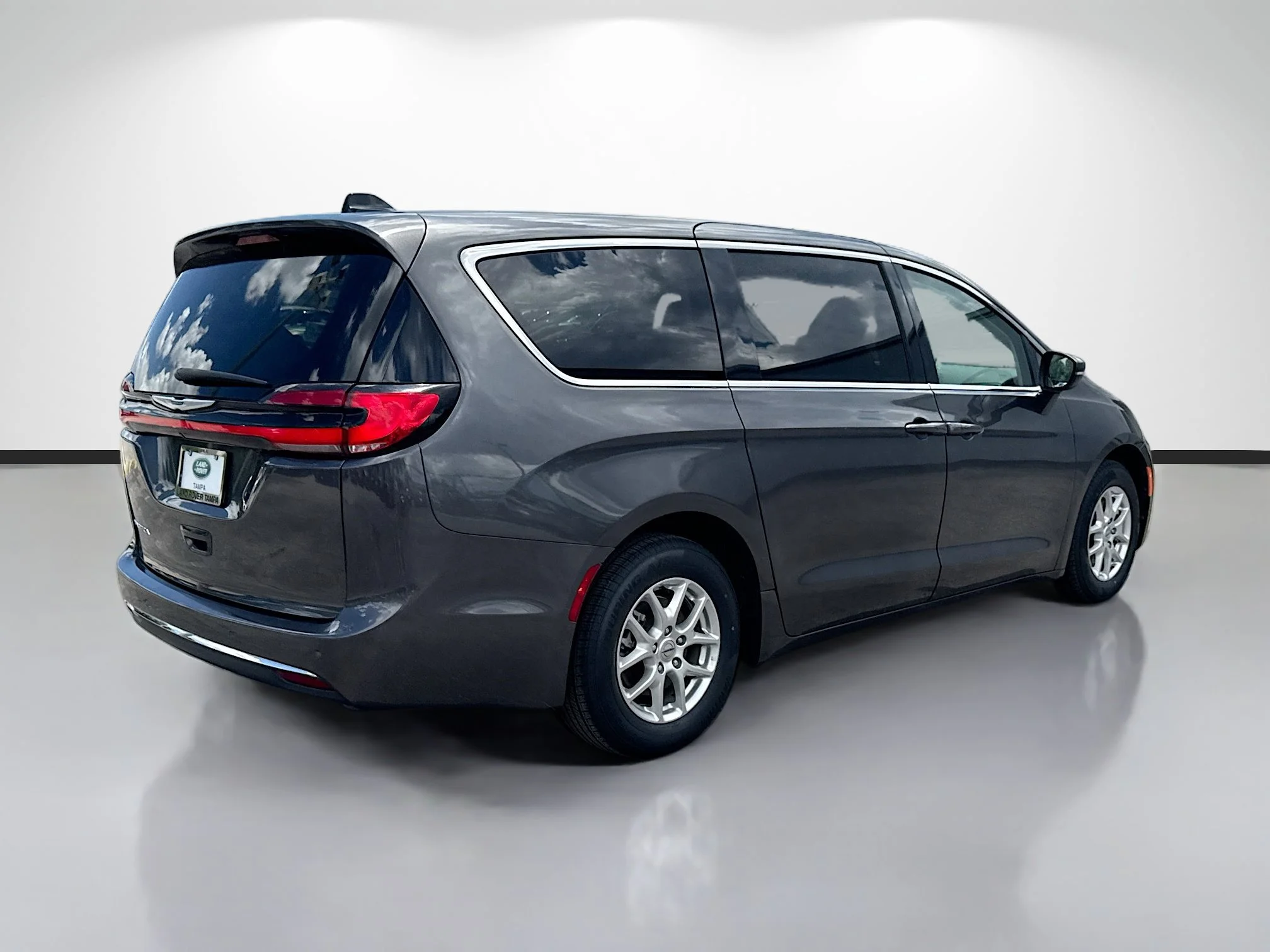 Used 2023 Granite Crystal Metallic Clearcoat Chrysler Touring L image 5