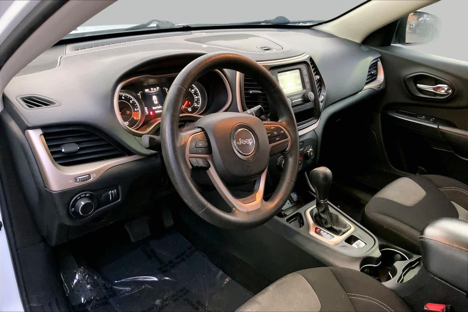 Used 2014 Bright White Clearcoat Jeep Sport image 17