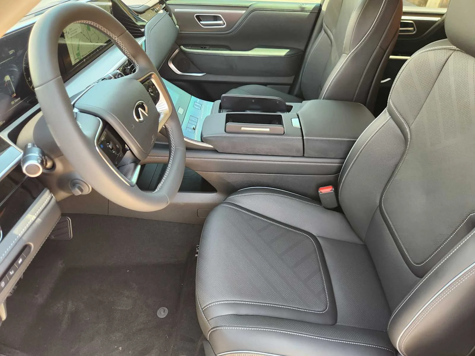 New 2027 RADIANT WHITE INFINITI Luxe 2WD image 8