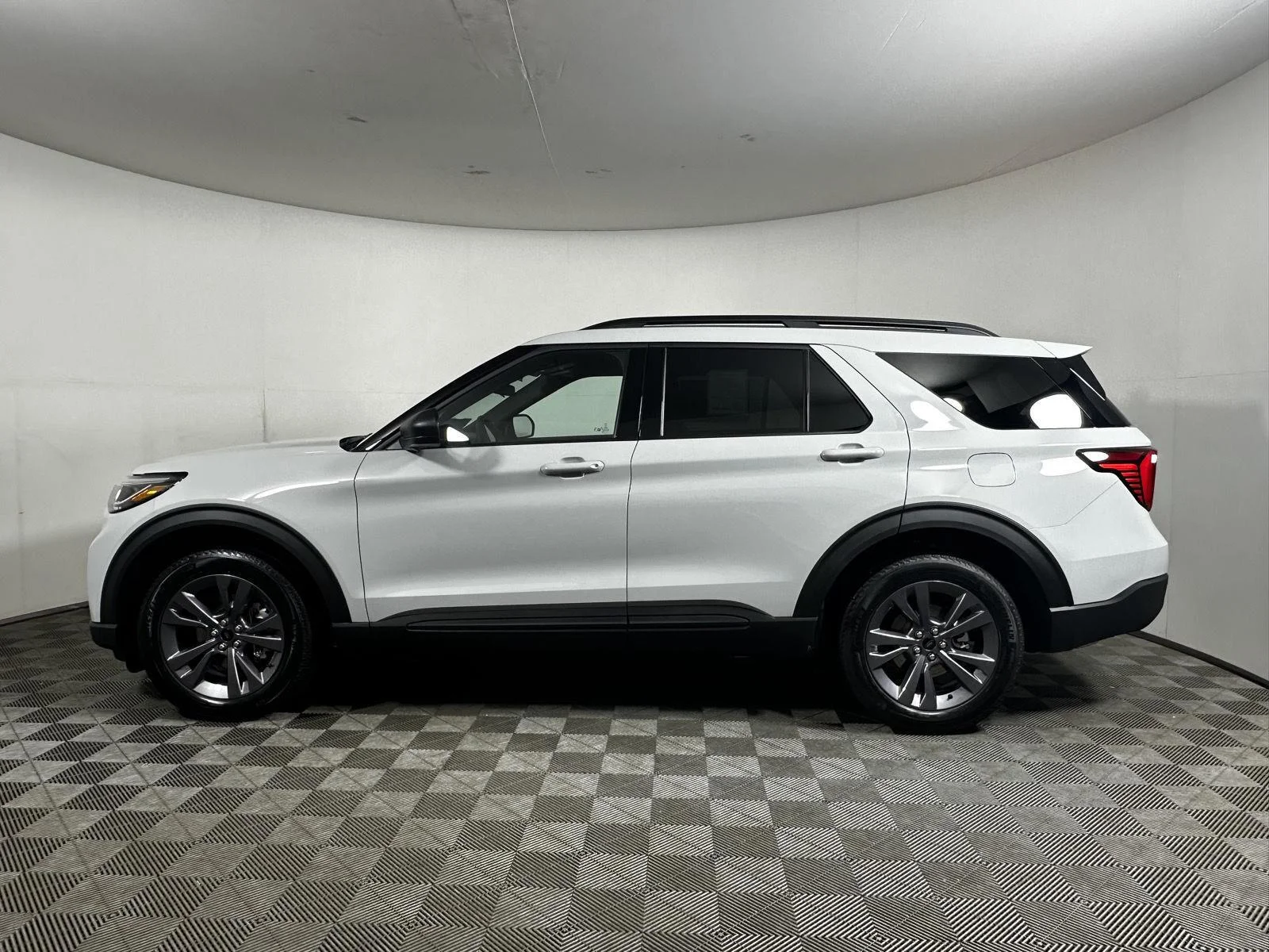 New 2027 Avalanche Gray Ford Active image 5