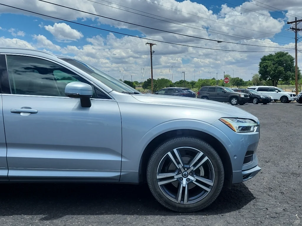 Used 2018 Electric Silver Metallic Volvo Momentum image 4