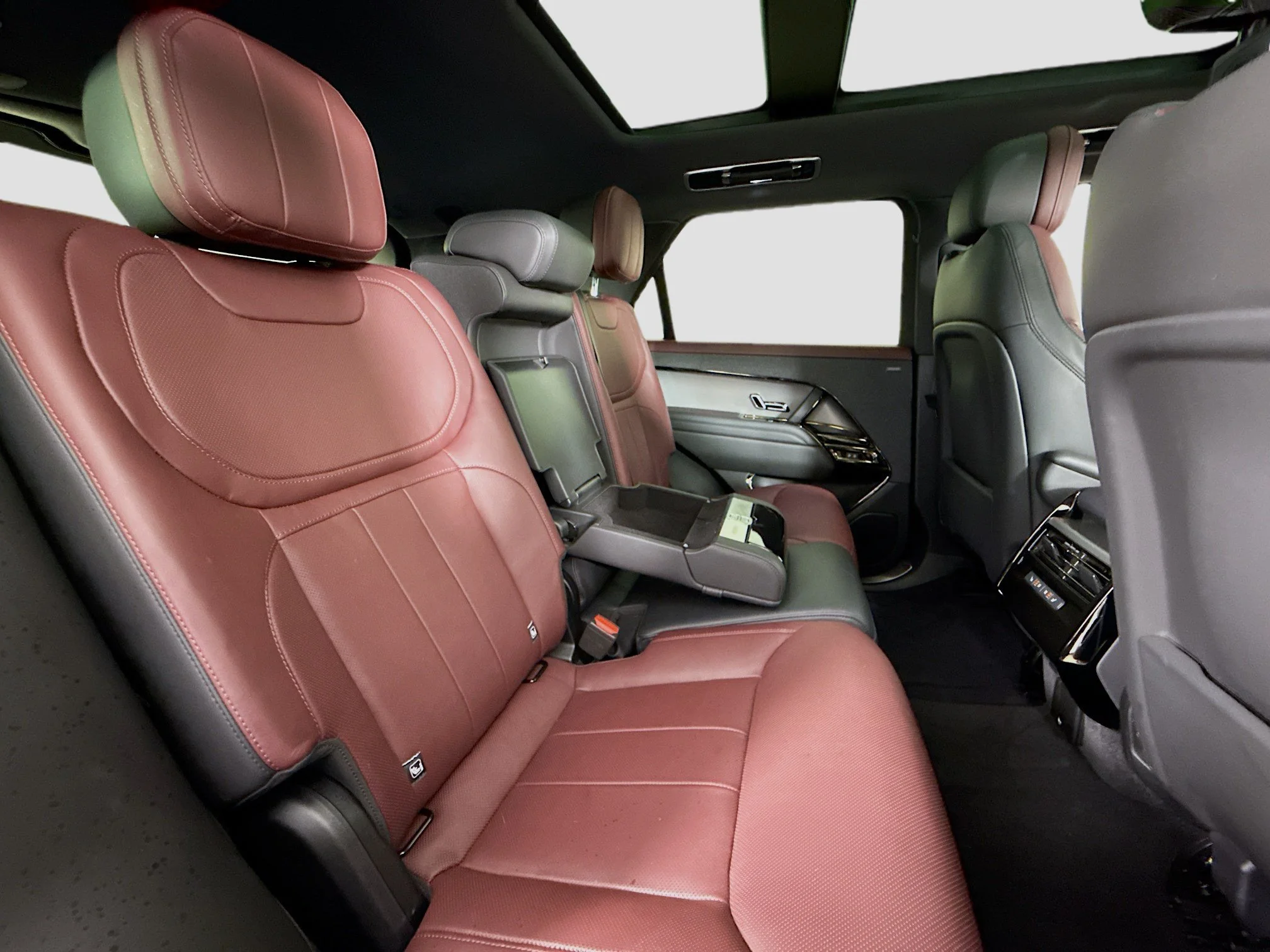 Used 2023  Land Rover SE Dynamic image 30