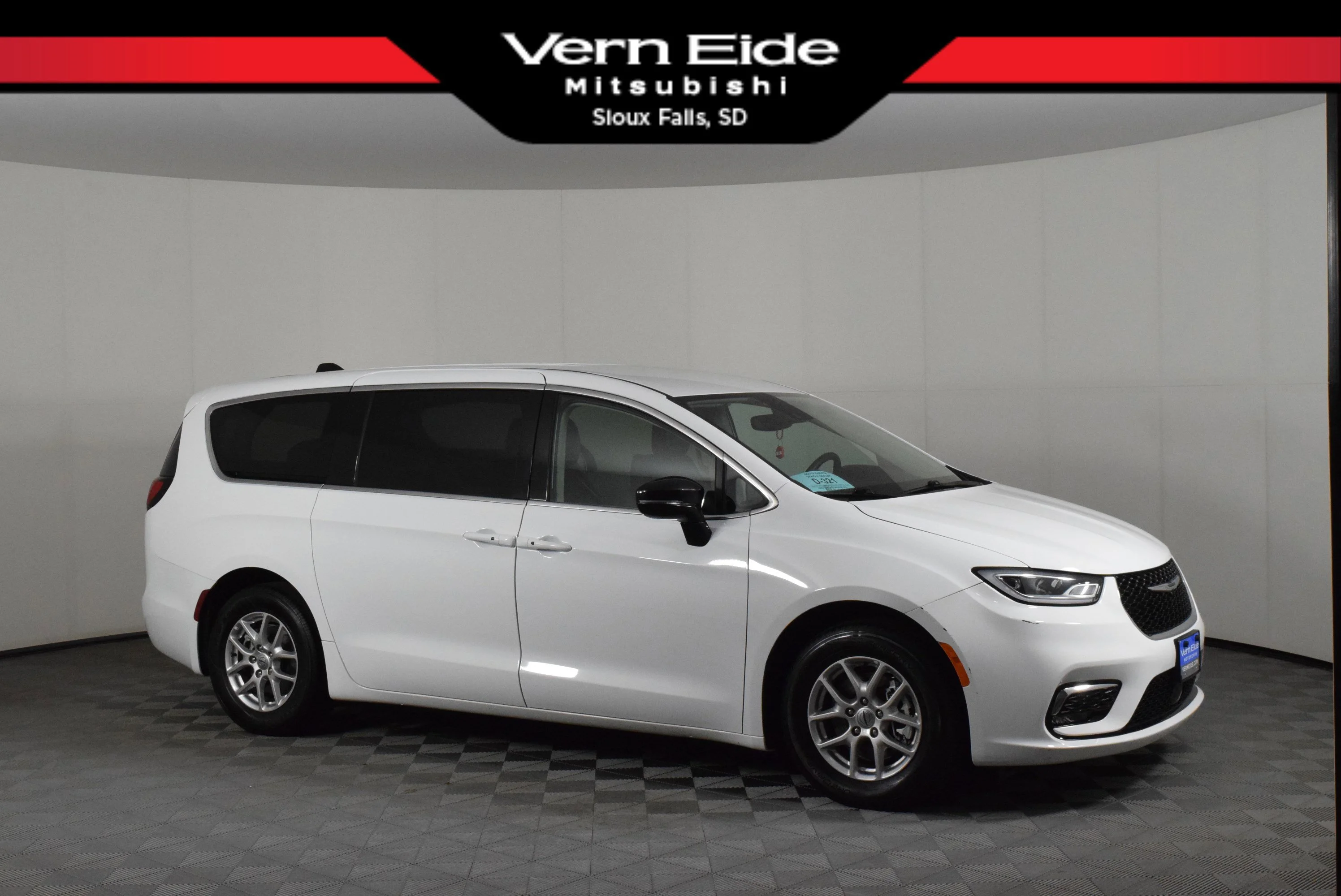 2024 Chrysler Pacifica Touring L's photo