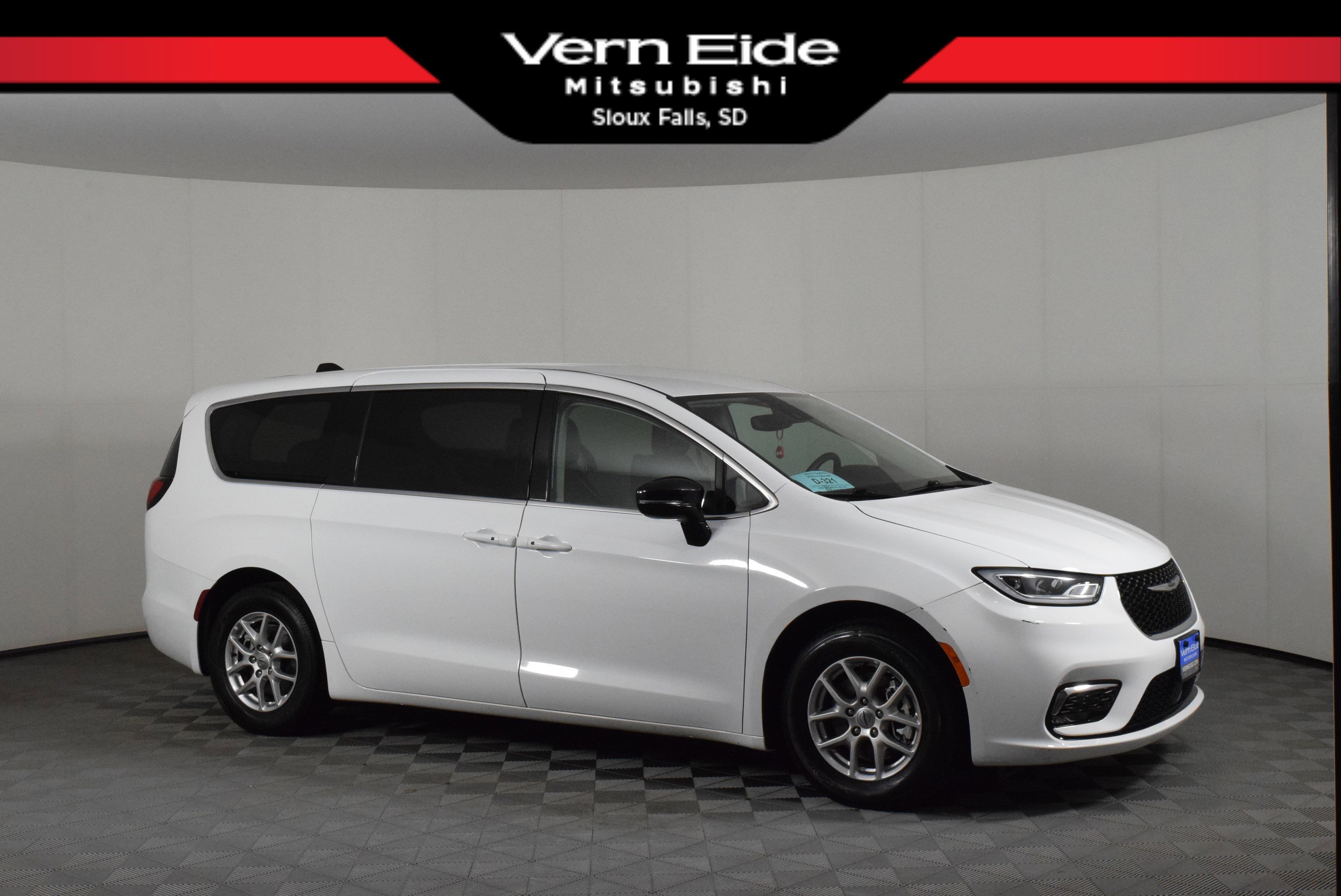 2024 Chrysler Pacifica Touring L's photo
