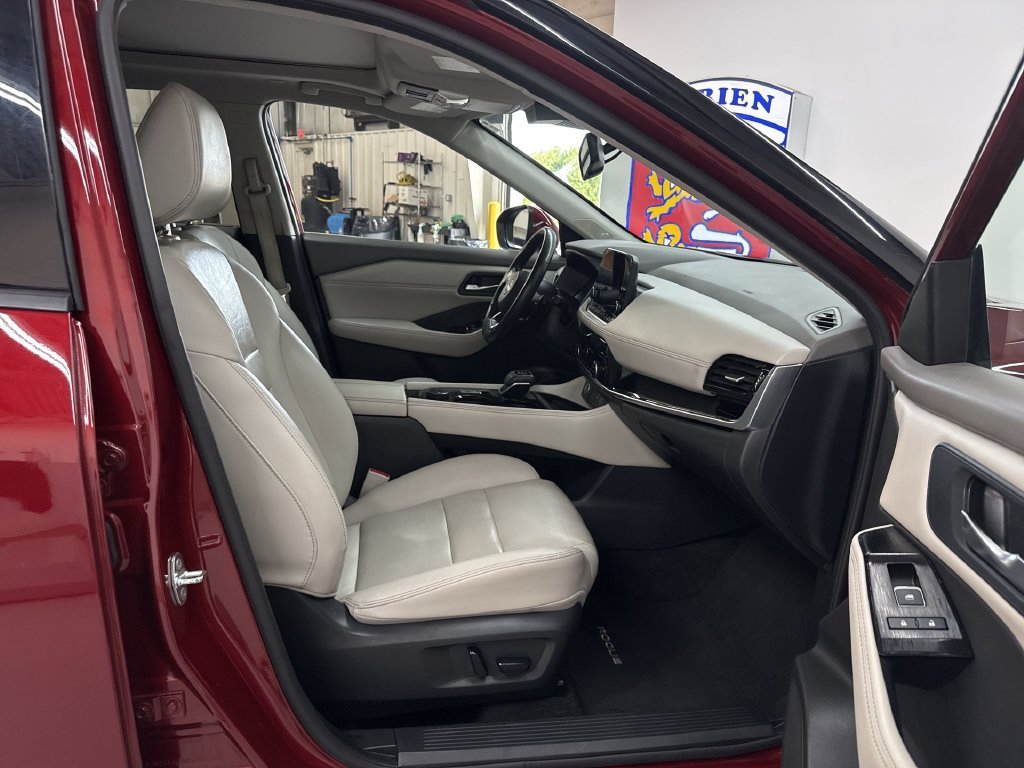 Used 2023 Scarlet Nissan SL image 18
