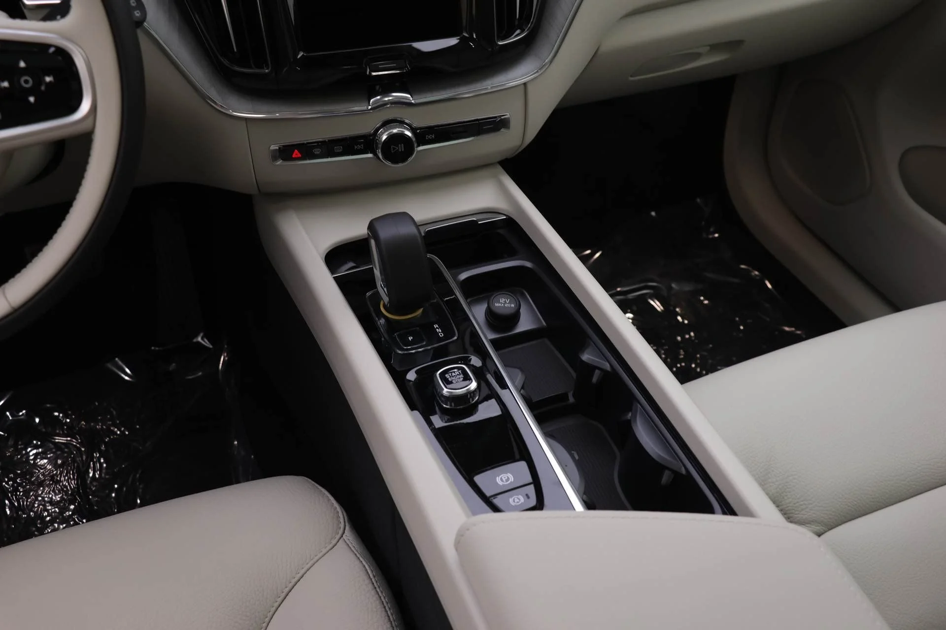 2025 Volvo XC60 Plus - Photo 13
