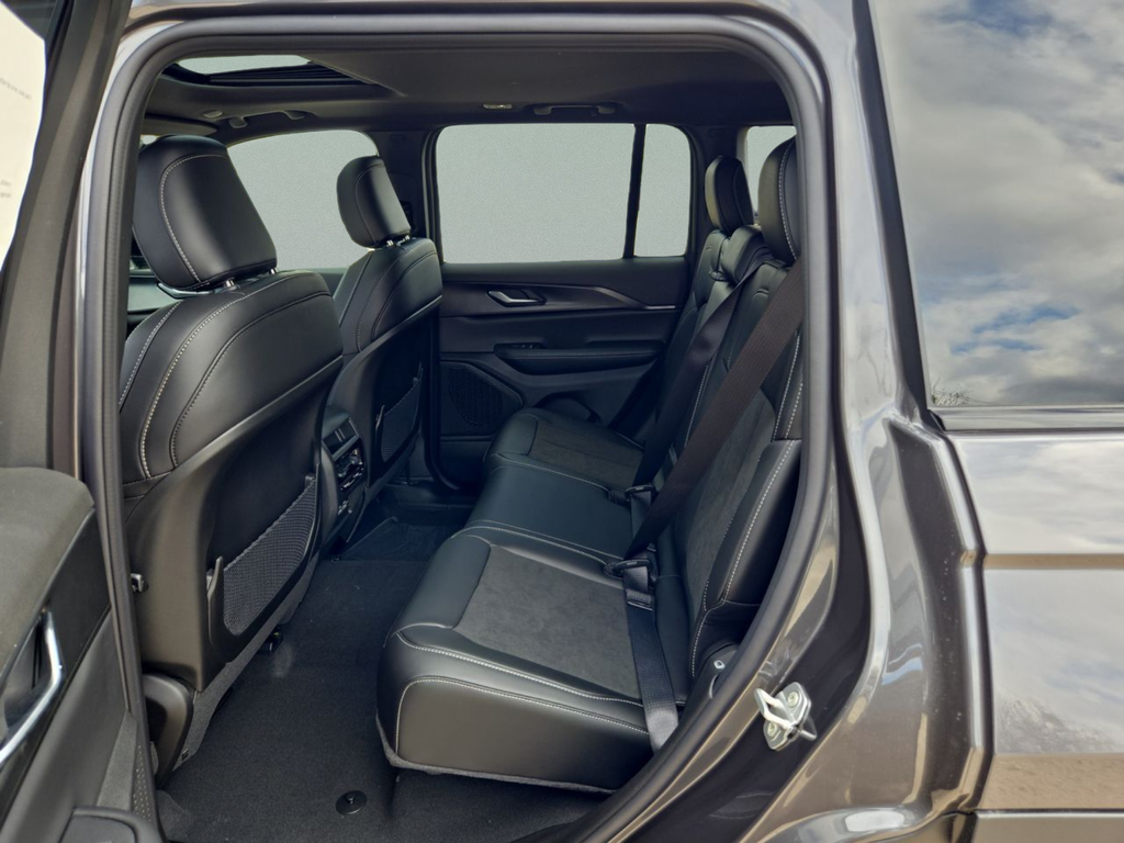 New 2025 Baltic Gray Metallic Clear-Coat Exterior Paint Jeep Altitude X image 24