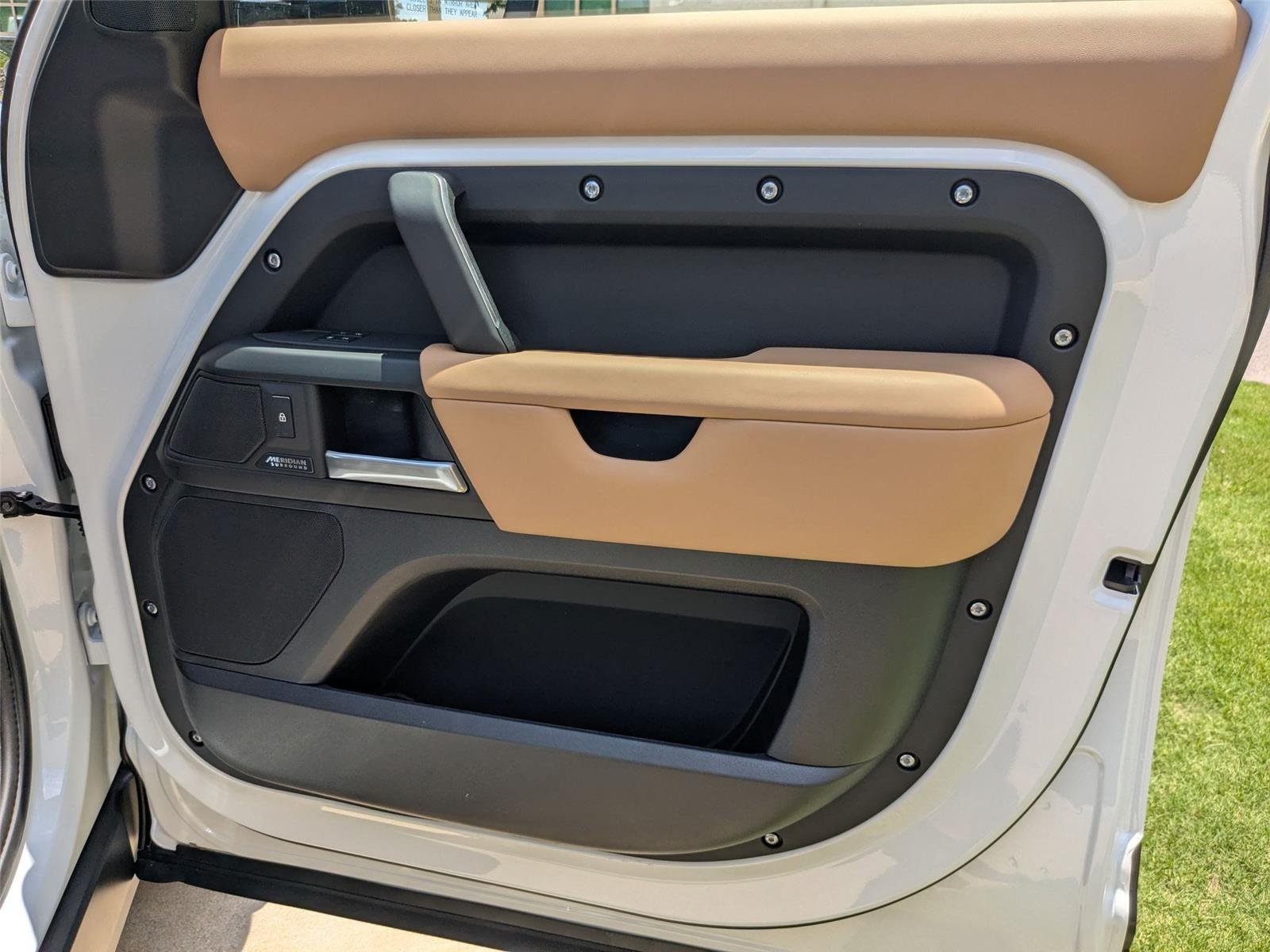 New 2026 Fuji White Land Rover X-Dynamic SE image 30