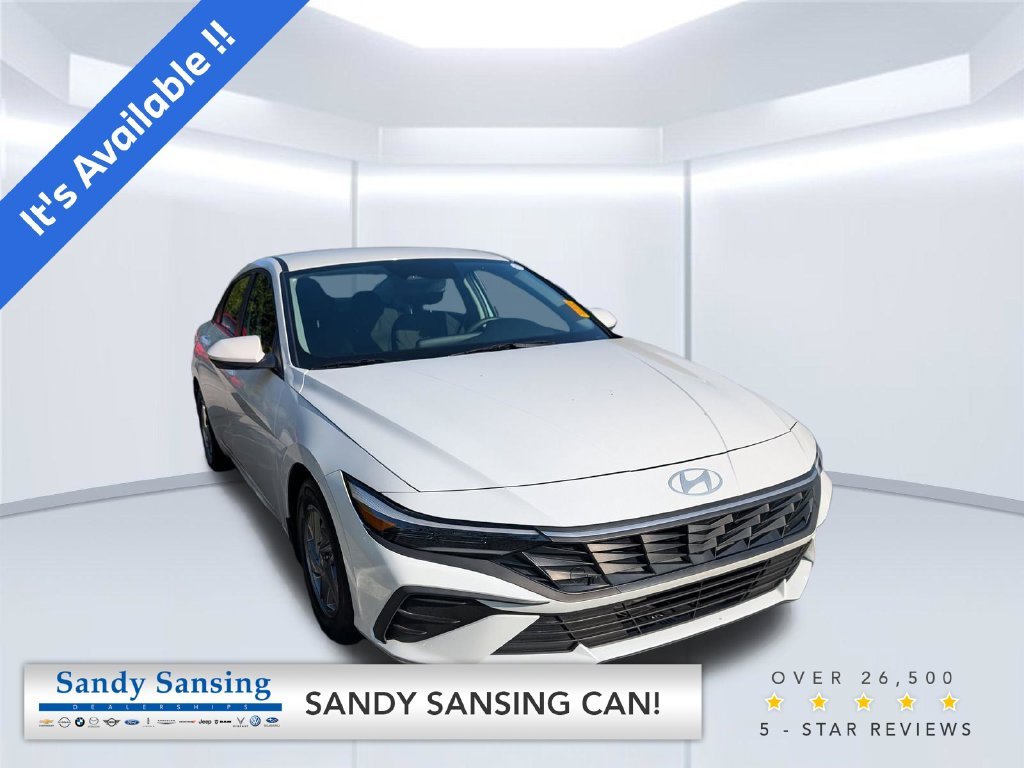 Used 2025 White Hyundai SE image 1
