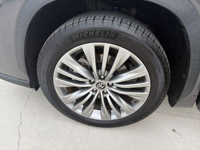 Certified Used 2021 MAGNETIC GRAY MET. Toyota  image 32