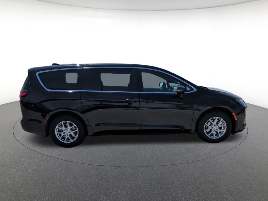 New 2027 Diamond Black Crystal Pearl-Coat Exterior Paint Chrysler Select image 5