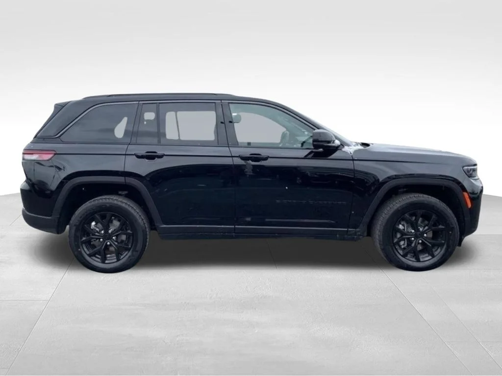 New 2026 Diamond Black Crystal Pearl-Coat Exterior Paint Jeep Altitude image 6