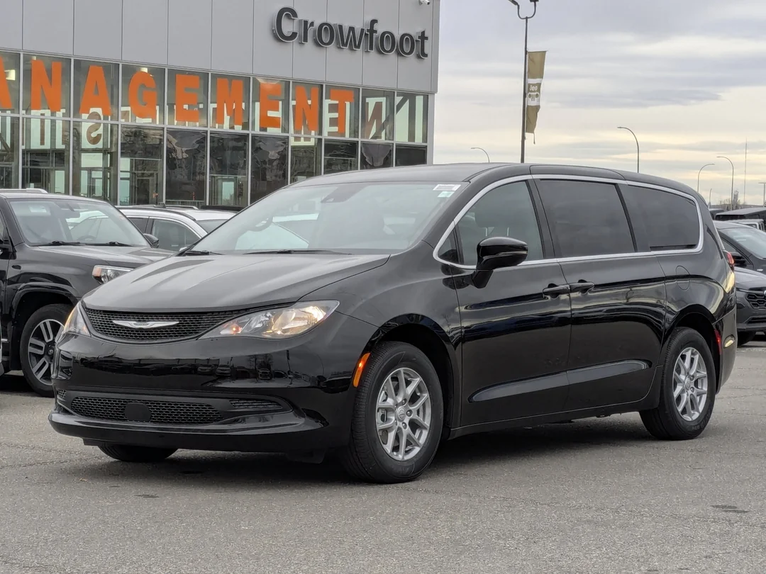 New 2026 Black Chrysler SXT - - FWD - Power Liftgate - Power Sliding Doors - Leather & More! image 4