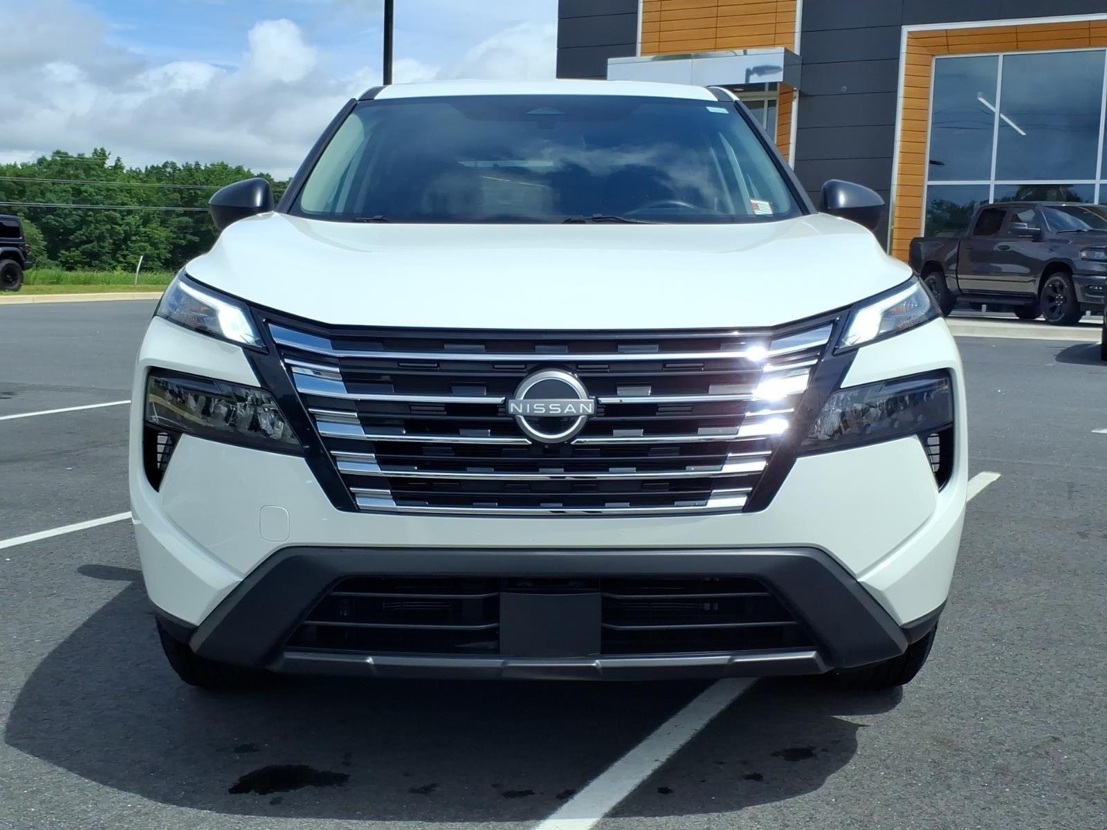 Used 2025 Glacier White Nissan S image 12