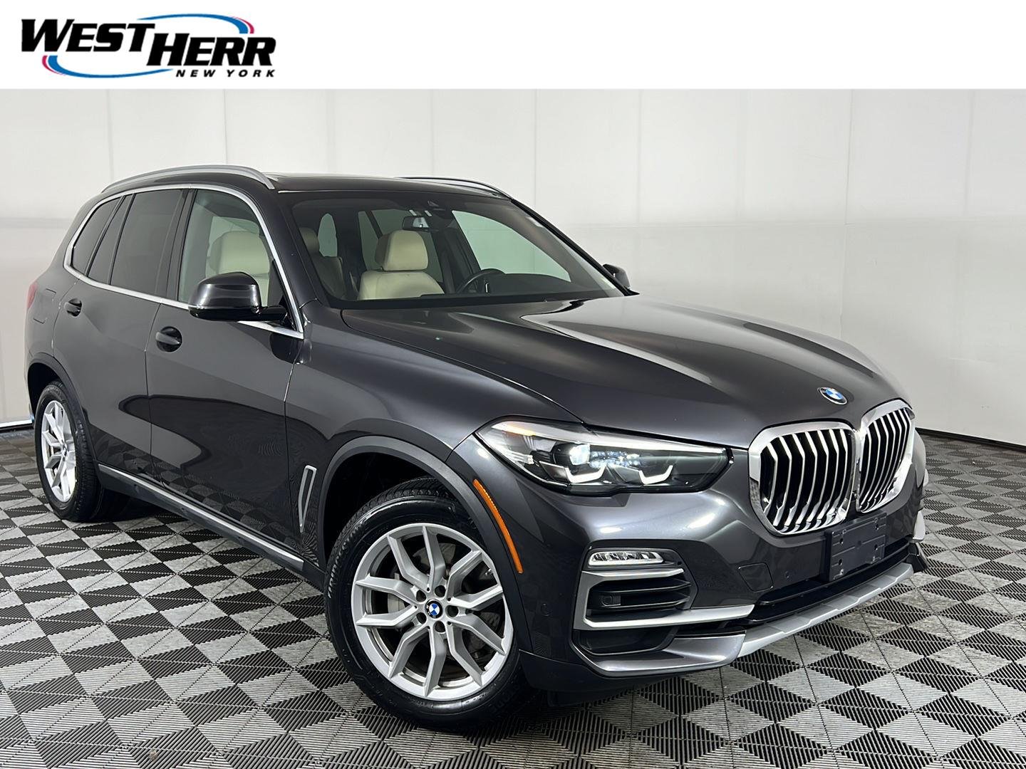 Used 2021  BMW xDrive40i image 1