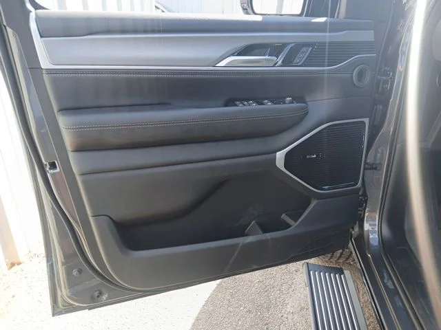 New 2026 Baltic-Gray Metallic Clear-Coat Exterior Paint Jeep Limited Altitude image 57