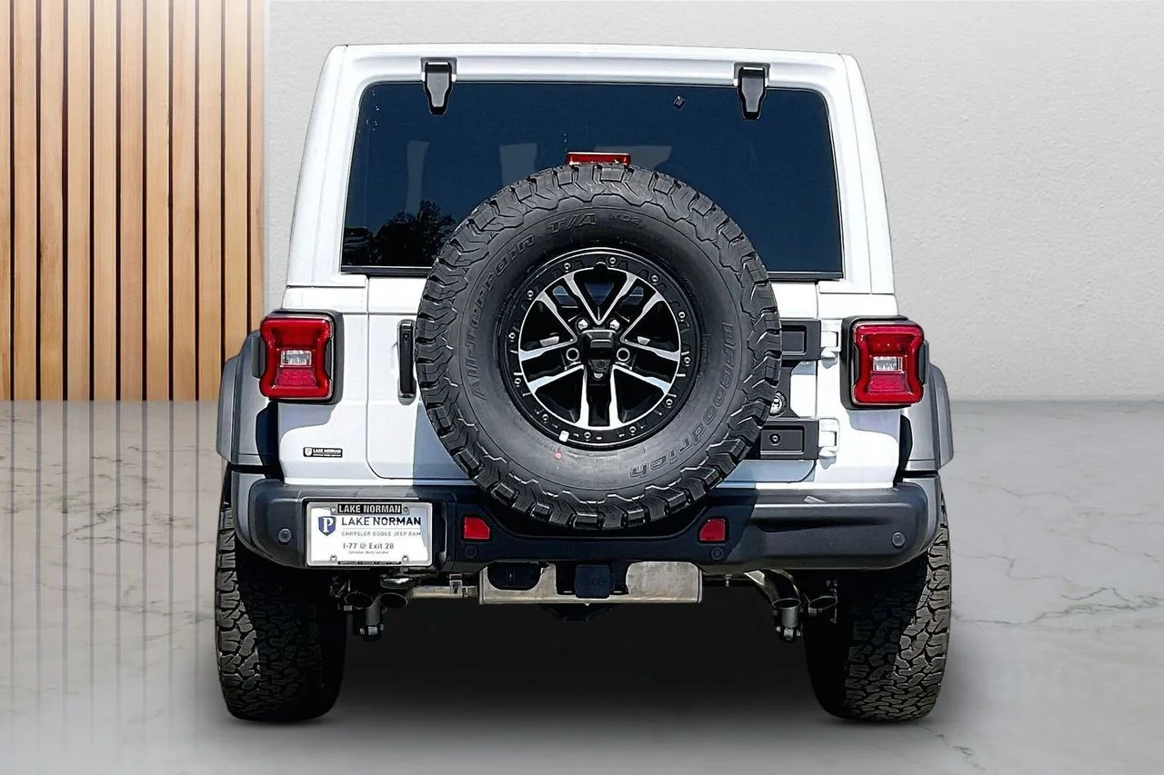 New 2026 Bright White Clear-Coat Exterior Paint Jeep Moab 392 image 8
