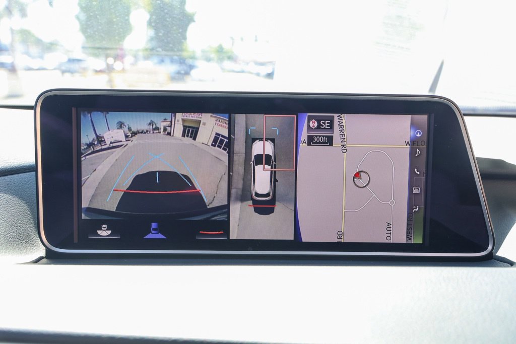 Used 2017 White Lexus 450h image 29