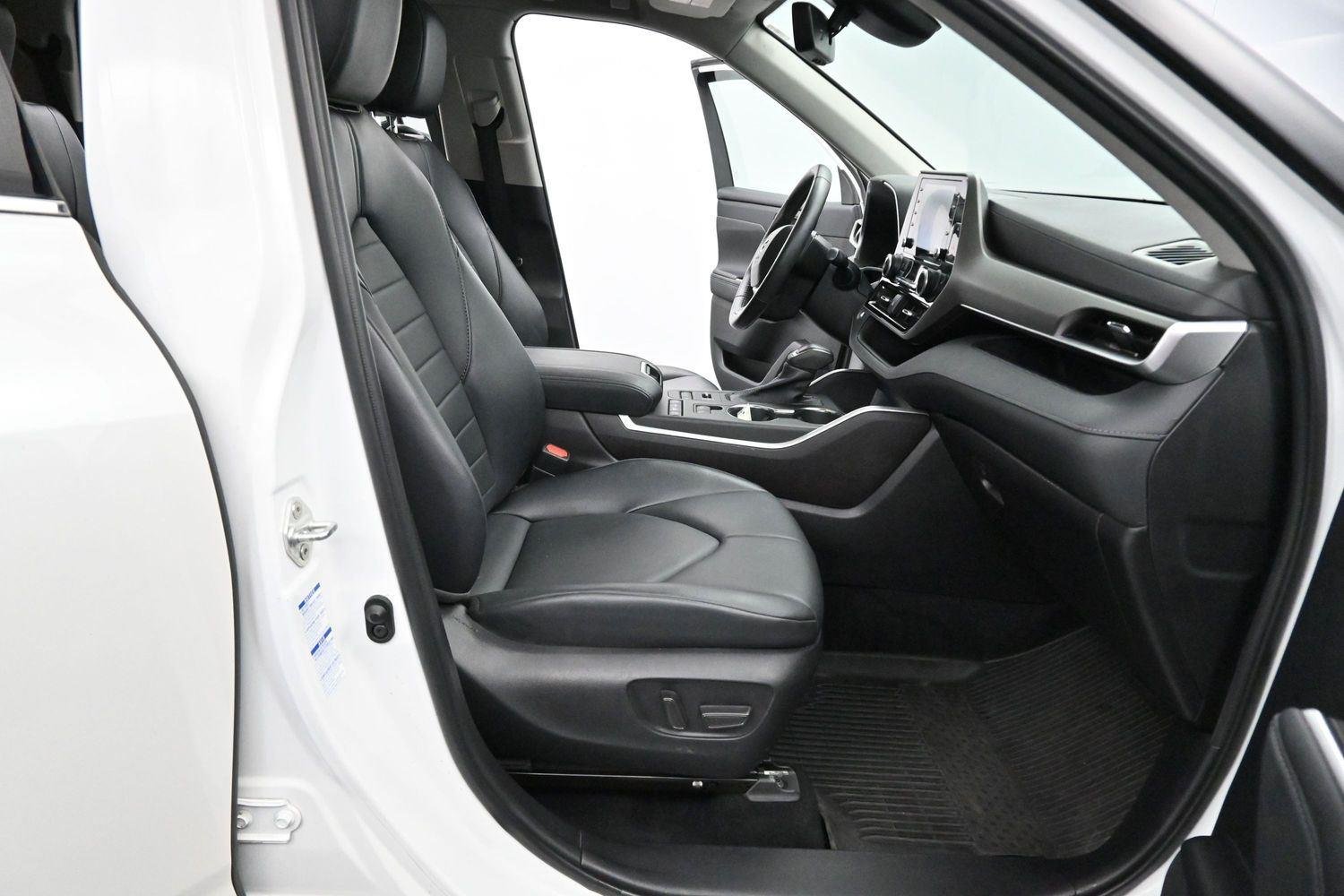 Used 2022 Wind Chill Pearl Toyota XLE image 34