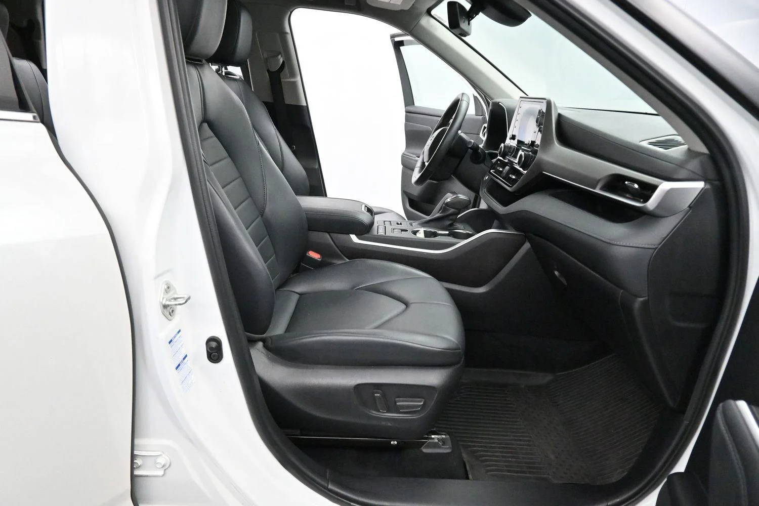 Used 2022 Wind Chill Pearl Toyota XLE image 34