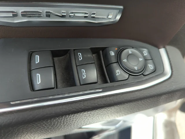 Used 2023 White GMC Denali image 31