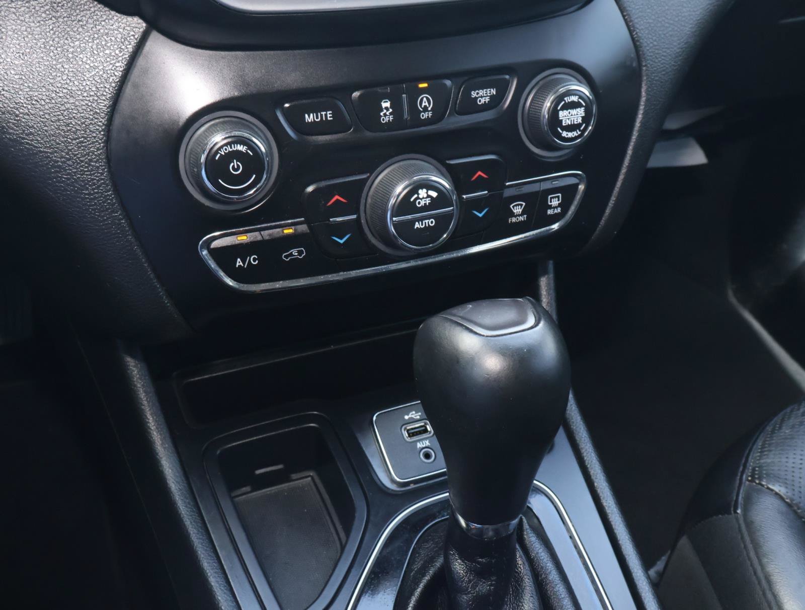 Used 2019 Bright White Clearcoat Jeep Limited image 23