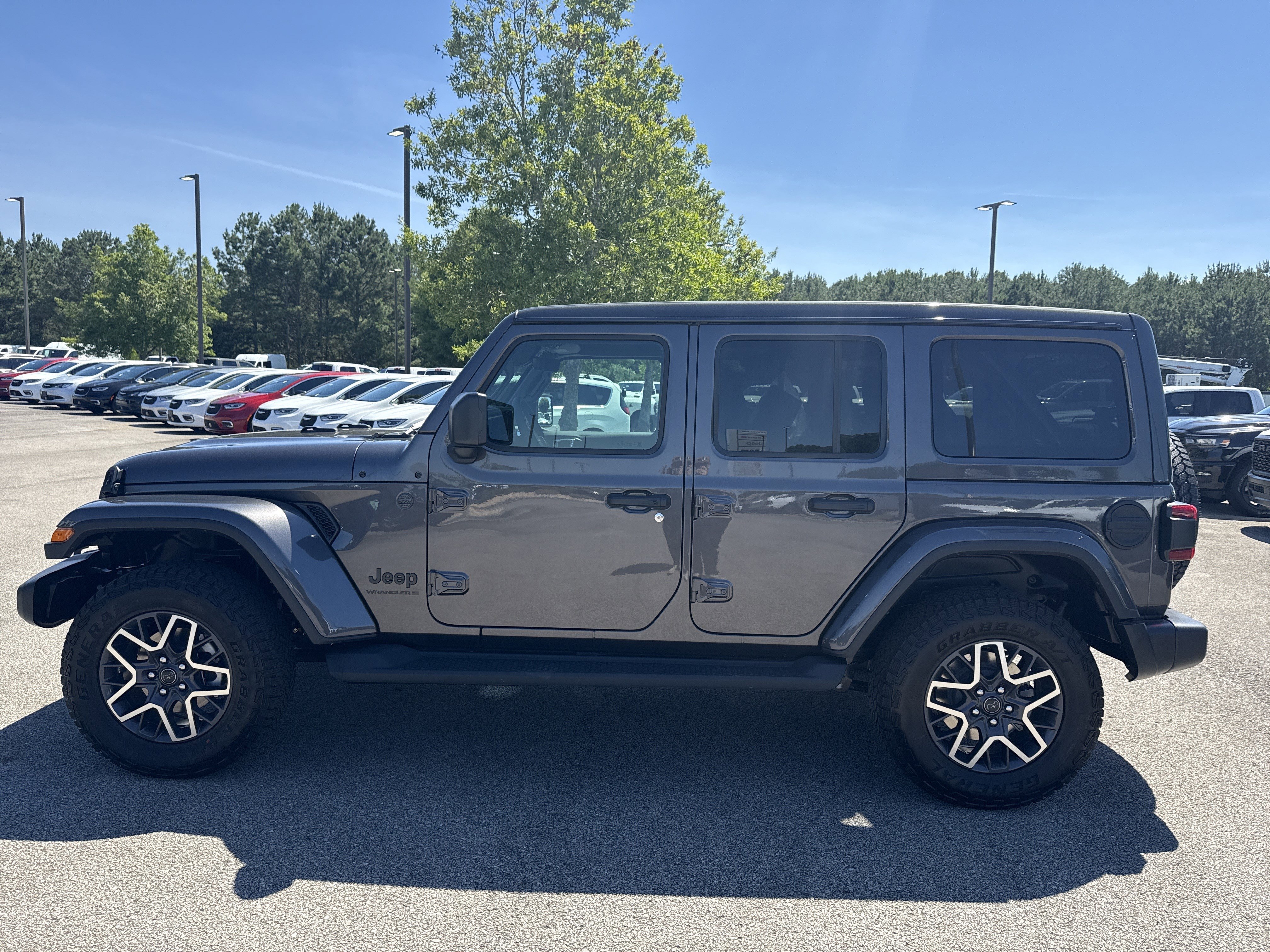 New 2026 Granite Crystal Metallic Clear-Coat Exterior Paint Jeep Sahara image 4